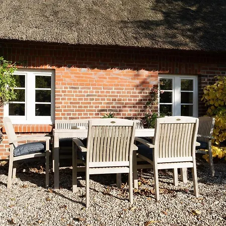 Reetdachkate Holiday home Riepsdorf